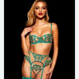 Honey birdette Gabrielle set in green. Unique set in mint condition.